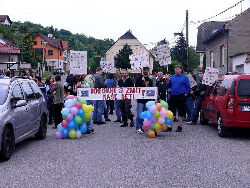 Demonstrace v ulici Na Veselou