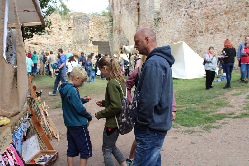 Šermířská utkání z drsného středověku, dobové stánky a další historické zajímavosti si v sobotu užili návštěvníci hradu Točník. 