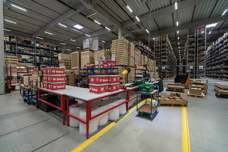 Výrobce stavebních strojů Doosan Bobcat otevře u Zdic novou skladovací halu.