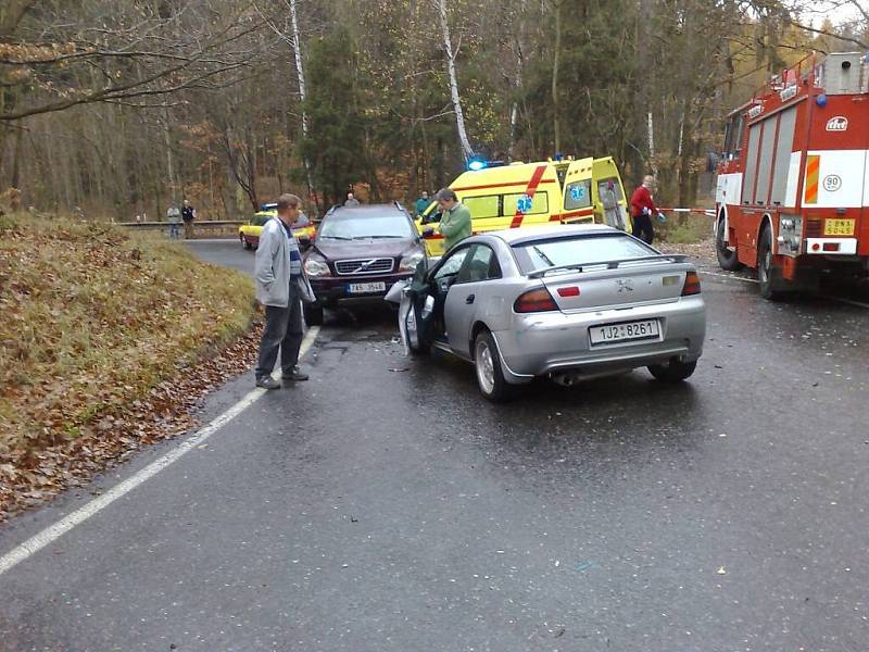 Při dopravní nehodě se srazila dvě osobní auta a náklaďák