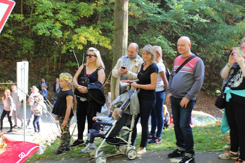 Krásné počasí a tradiční slavnosti vína přilákaly do městyse Karlštejn o víkendu tisíce lidí.