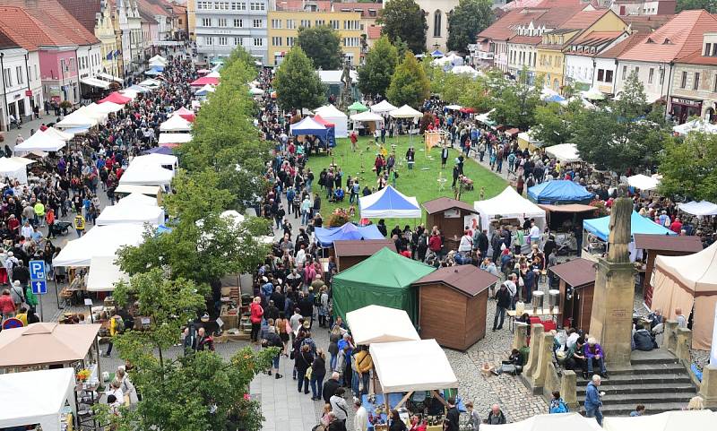 Hrnčířské trhy na Husově náměstí v Berouně.