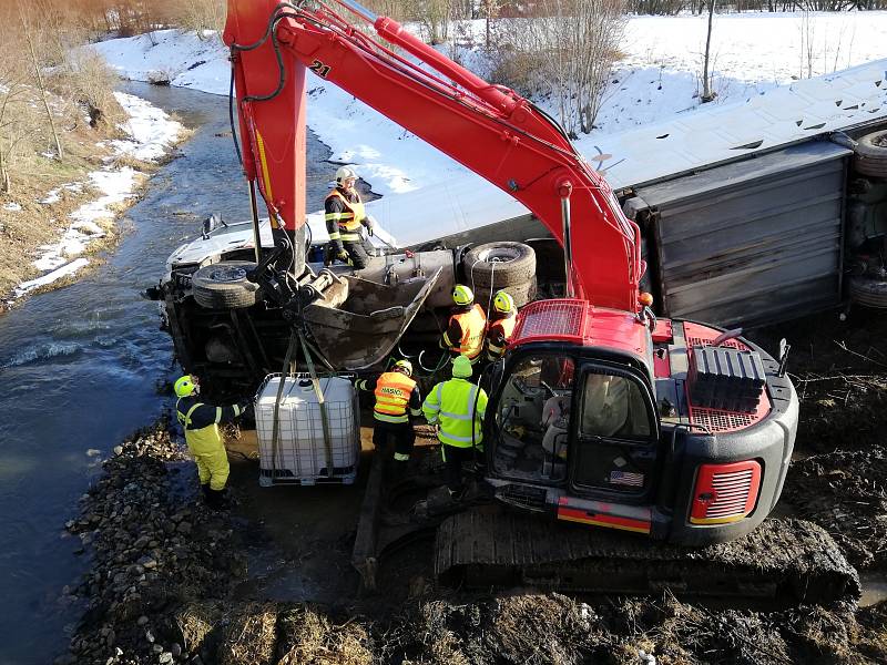 Dopravní nehoda nákladního automobilu na plzeňské dálnici.