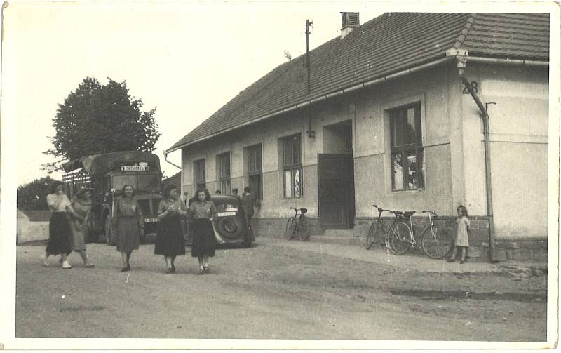 Neumětelský hostinec po přestavbě z roku 1935. Vyfoceno kolem roku 1950, kdy se tu pořádaly taneční námluvy. Ženy na snímku jsou svazačky, které zřejmě zpívaly častušky. Dívka stojící na rohu u bicyklů by měla být současná kronikářka Marie Malínská.