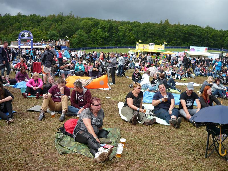 Festival Hrady.CZ, který si oblíbily tisíce fanoušků po celé České republice, zahájil letošní ročník opět na louce pod Točníkem.