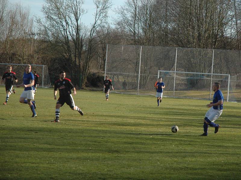 Komárovští fotbalisté (v černém) si lehce poradili s posledními Petrovicemi.