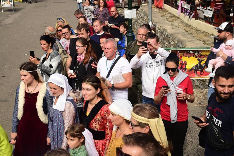 Z císařského průvodu v rámci Karlštejnského vinobraní.