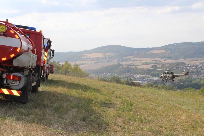 K požáru lesa u obce Chodouň o rozloze zhruba až pět hektarů museli hasiči přivolat vojenský vrtulník.