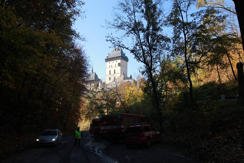 Cvičný požár hradu Karlštejn likvidovalo 14 jednotek.