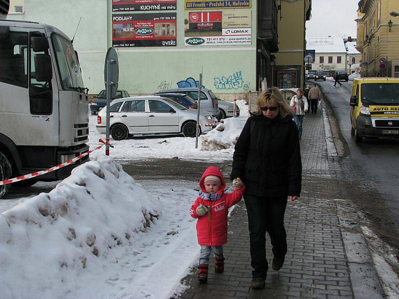 Parkoviště v Pražské ulici se brzy začalo plnit vozy.