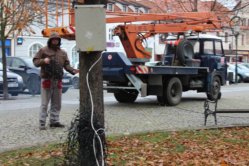 Husovo náměstí už zdobí dřevěný betlém.