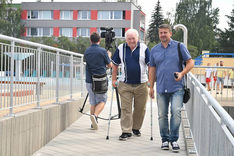 Ze slavnostního otevření berounského venkovního koupaliště na Velkém sídlišti.