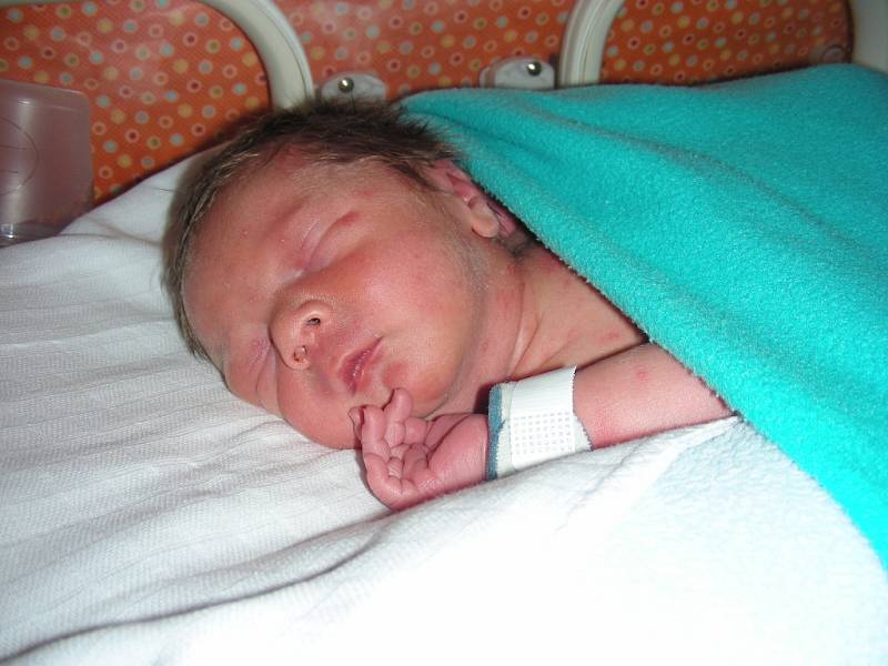 Jméno Šimon vybrali manželé Ilona a Jan Roubíkovi pro prvorozeného syna, kterého přivedli společně na svět 18. února 2014.  Šimonkovi sestřičky na porodním sále navážily 2,69 kg. Domov má novopečená rodinka v Hostomicích. 