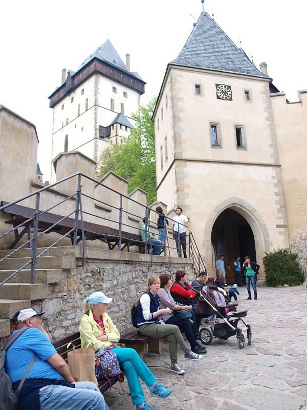 Každý den míří na hrad Karlštejn Češi i cizinci. Druhý prohlídkový okruh je jenom na objednání.