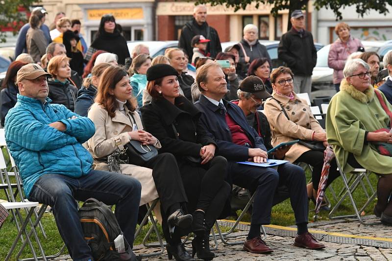 Z koncertu Karlovarského symfonického orchestru na berounském Husově náměstí.