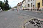 V místě bývalé odbočky z Plzeňské do Havlíčkovy ulice vznikne po zhruba dvouměsíčních stavebních úpravách celistvý chodník. V rámci jeho výstavby se ten stávající vybourá a zrekonstruuje.