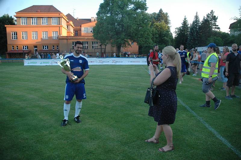 Vítězný pohár získali fotbalisté Komárova.