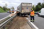 Nehoda nákladního automobilu, který převážel ovesnou mouku, na dálnici D5 u Rudné.