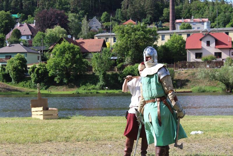 Letošní ročník Velké bitvy v Nižboru, který se konal v sobotu na prostranství Panské louky u řeky Berounky, přinesl přenesl návštěvníky nejen do středověku, ale i do období druhé světové války.