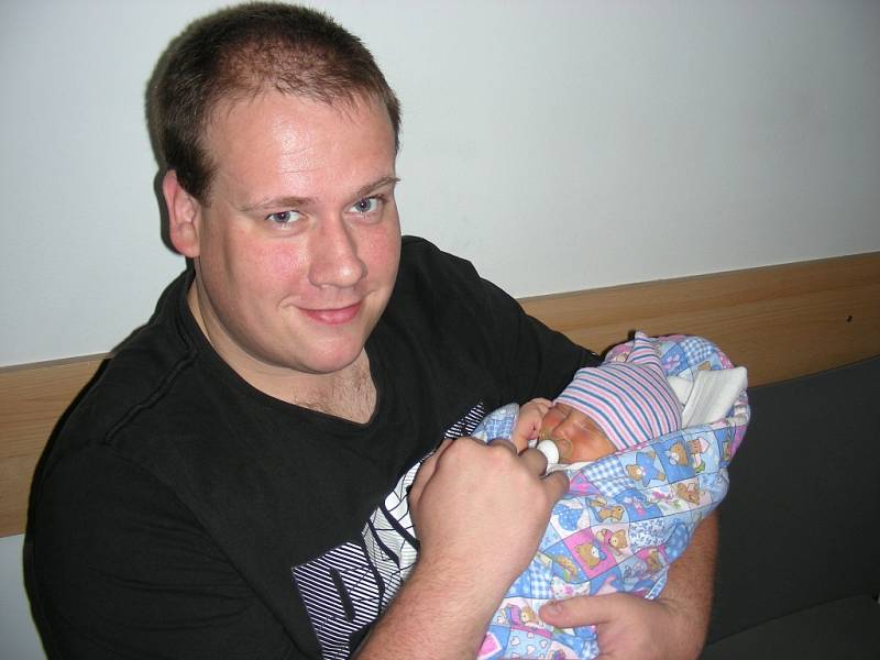 NOVOPEČENÝ tatínek Tomáš Měrka z Berouna si nenechal ujít narození dcerky Rozálie, kterou přivedla na svět maminka Klára Kubíková v pátek 13. října 2017. Rozárce sestřičky na porodním sále navážily 3,40 kg a naměřily 48 cm. 