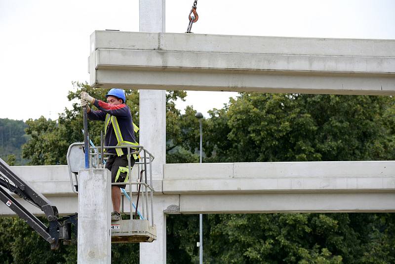 Stavba pobočky řetězce Hecht v Berouně.