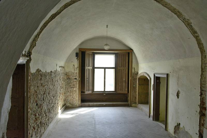 Interiér zámku Liteň dostal během doby komunistického režimu pořádně zabrat.