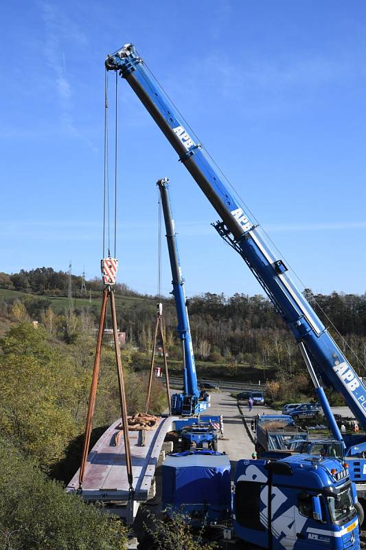 Transport nové lávky pro pěší přes dálnici D5 v Králově Dvoře.