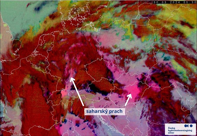 Na snímku z družice MSG je saharský písek vidět jako růžová barva.