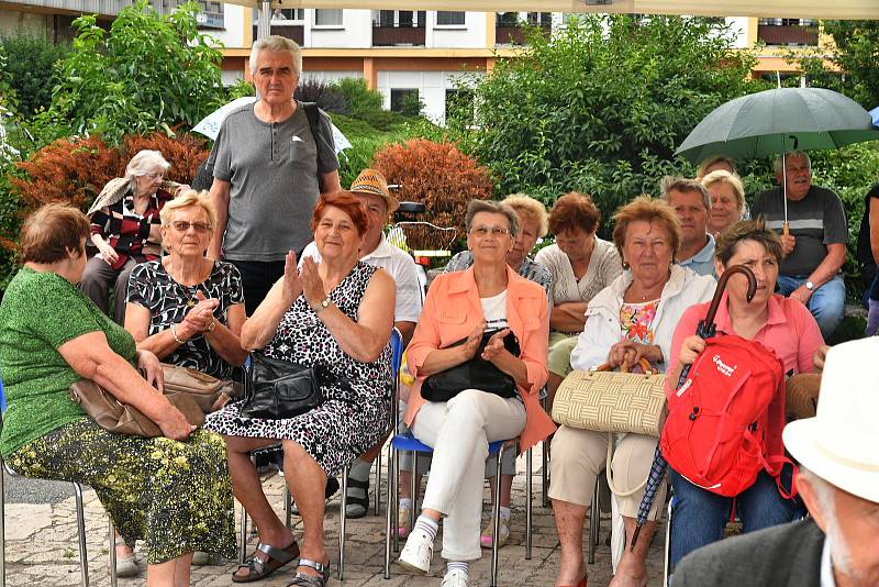 Odpoledne u Hvězdy s dechovou a cimbálovou muzikou, Beroun.