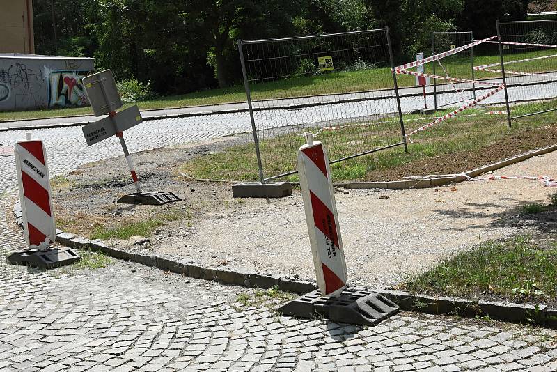Dopravní značení u rekonstruovaného chodníku v Berouně – směrové tabule.
