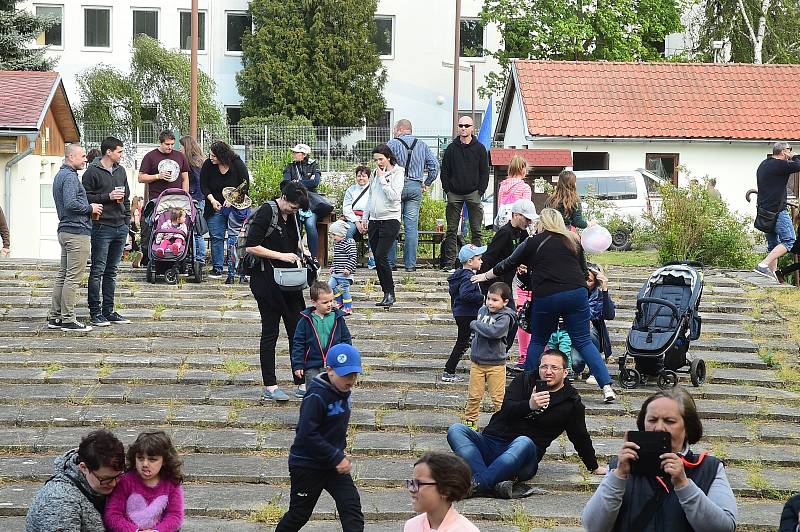 Rockové čarodějnice v berounském kempu.