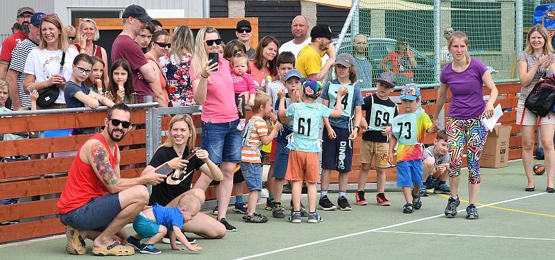 Nové multifunkční hřiště se otevřelo při příležitosti dětského sportovního dne