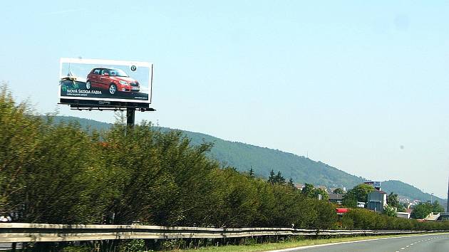 NELEGÁLNÍ billboardy podle Dě〜tí Země hyzdí kolem D5 ráz krajiny.