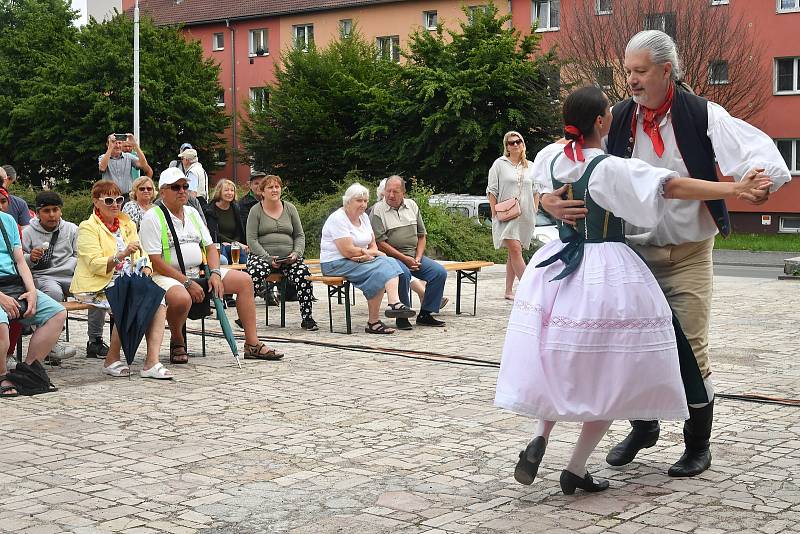 Odpoledne u Hvězdy s dechovou a cimbálovou muzikou, Beroun.