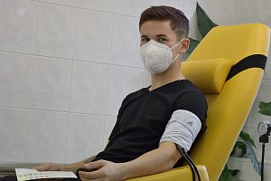 Studenti čtvrtého ročníku Gymnázia Václava Hraběte Hořovice při darování krve