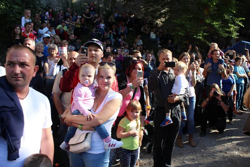 Krásné počasí a tradiční slavnosti vína přilákaly do městyse Karlštejn o víkendu tisíce lidí.