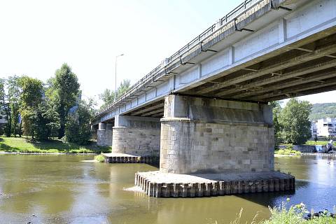 Chátrající most TGM v Berouně.