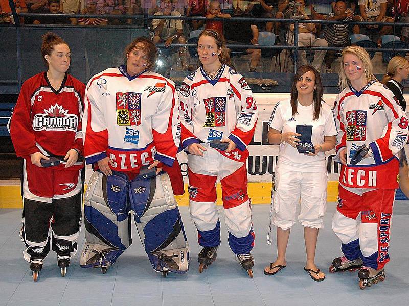 All star tým MS - zleva: Jackie Jarrellová (CAN), Petra Šmardová (CZE), Alena Polenská (CZE), Marina Driciová (FRA), Kateřina Mrázová (CZE). 