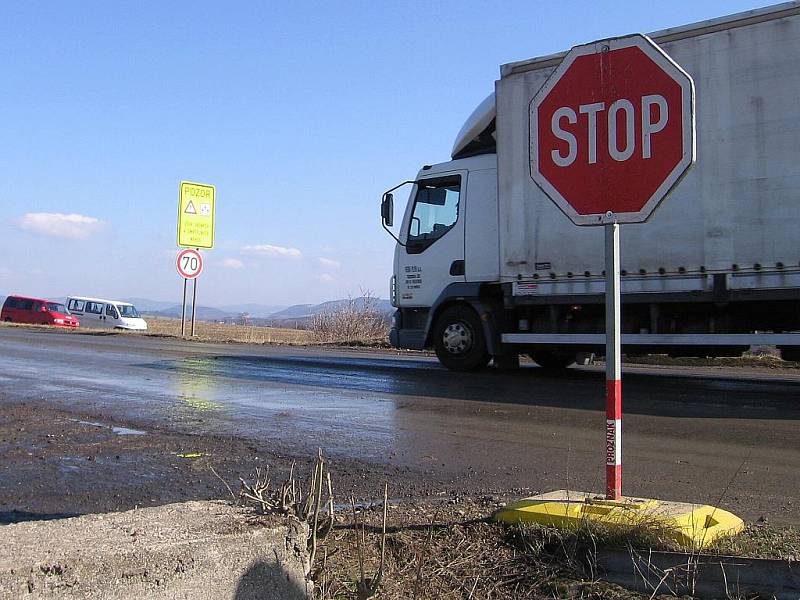 Dopravu na Žebrácké komplikují nákladní vozy