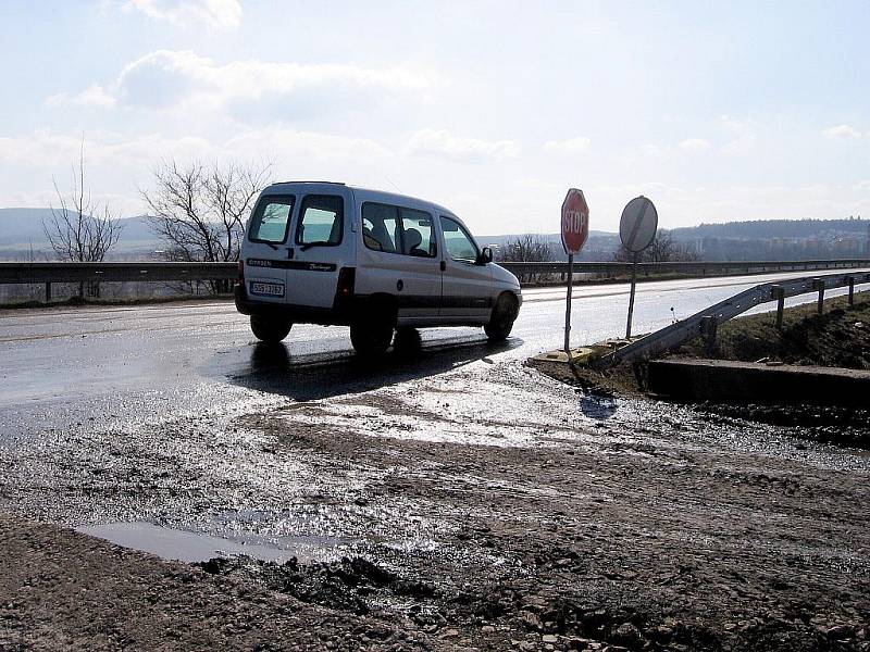 Dopravu na Žebrácké komplikují nákladní vozy