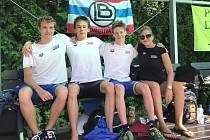 Tihle plavci Lokomotivy závodili skvěle: první zleva David Ludvík, Tomáš Míka , Štěpán Palata a trenérka Aneta Pokorná.