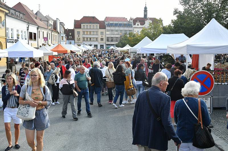 Z podzimních hrnčířských a řemeslných trhů na Husově náměstí v Berouně.