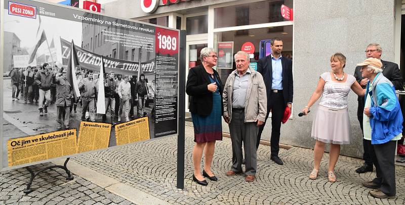 Ze slavnostního zahájení výstavy 'Vzpomínky na Sametovou revoluci' v Galerii Pěší zóna v Palackého ulici v Berouně.