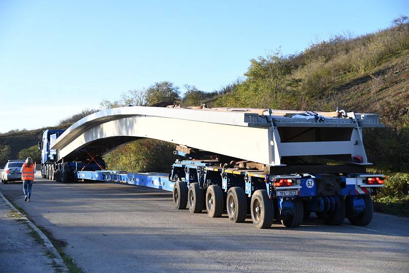 Transport nové lávky pro pěší přes dálnici D5 v Králově Dvoře.