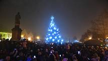 Na berounském náměstí rozsvítili vánoční strom a zahájili advent.