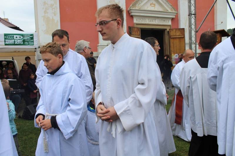 Desítky Ludmil z Česka, ale i Slovenska a stovky dalších lidí přijely v sobotu na Svatoludmilskou pouť, která se už tradičně konala v obci Tetín.