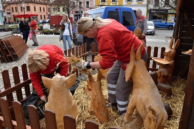 Husovo náměstí od pátku zdobí velikonoční dekorace a nechybí ani velikonoční betlém.