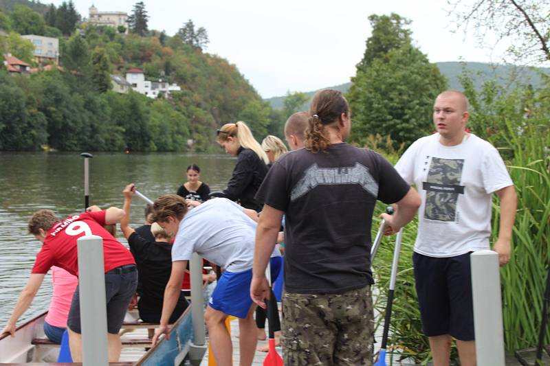 V berounském autokempu bylo o víkendu rušno. Konal se zde už 13. ročník závodů dračích lodí Berounský drak. Jeho součástí byl i Lunapark pro děti.