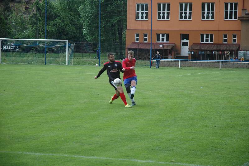 Fotbalová I. A třída: Komárov - Velká Dobrá 4:2 (2:1).