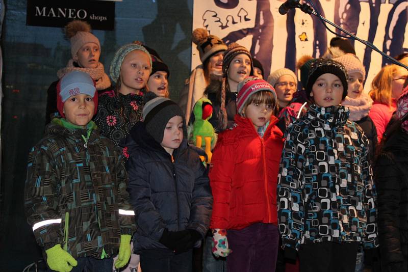 Na Husově náměstí v Berouně v pondělí zazpívaly děti Základní umělecké školy Václava Talicha vánoční koledy.